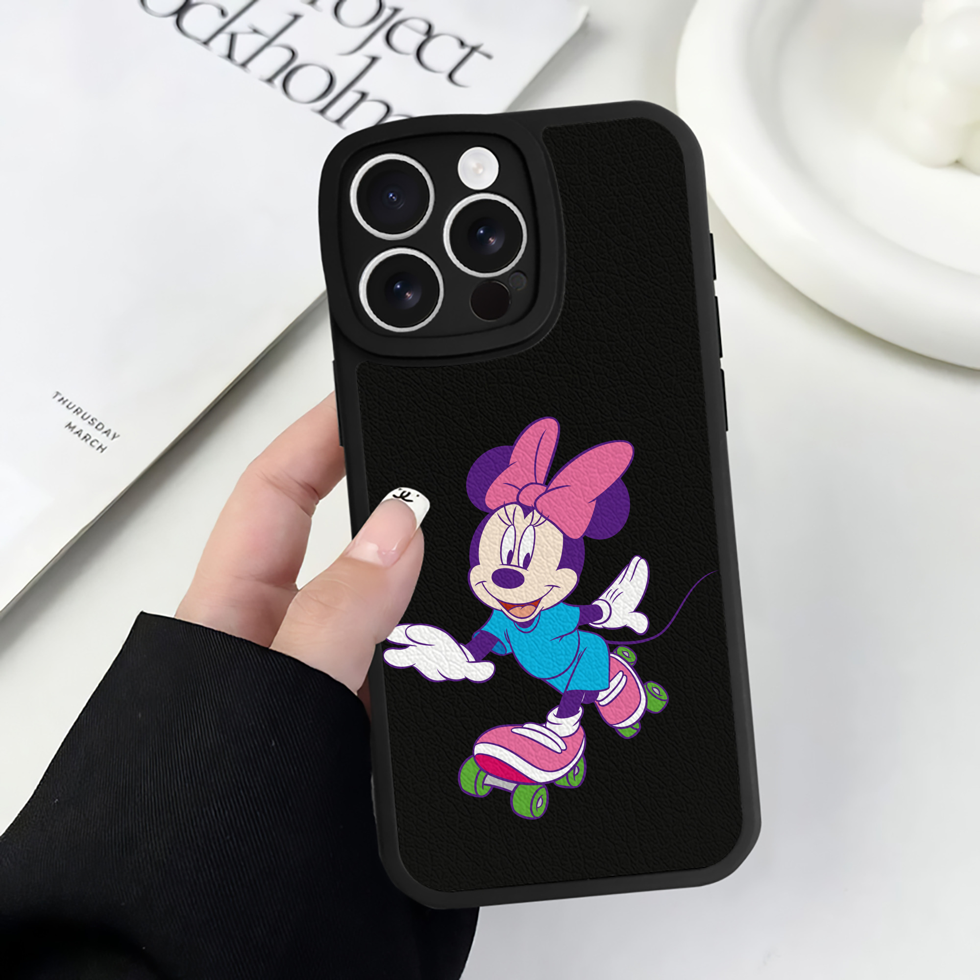 （画像用） ミッキーマウス Mickey Mouse 【iPhone 16シリーズ対応】シリコンスマホケース（レザー調） 材質：シリコン